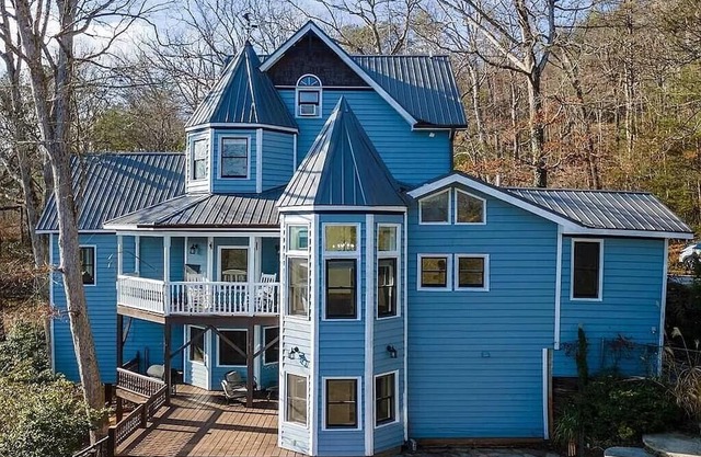 4-Story, 5Bdr Chateaux w/ Year-Round Mountain Views, Hot Tub/Sauna, Pet-Friendly