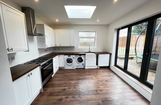 Lovely 4-Bed House in Central Wolverhampton