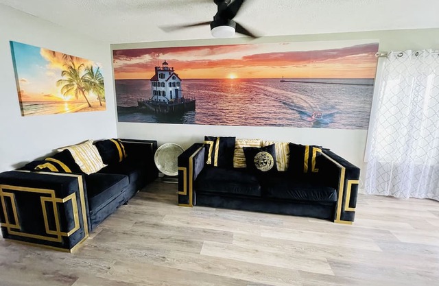 Romantic/Fam Lake House Getaway Near by all attractions/ downtown and airport