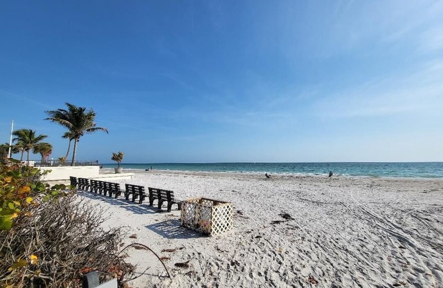 Redington Beach Bungalow only few steps from private Redington Beach