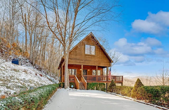 Idyllic mountain retreat with breathtaking views & spacious deck - near skiing