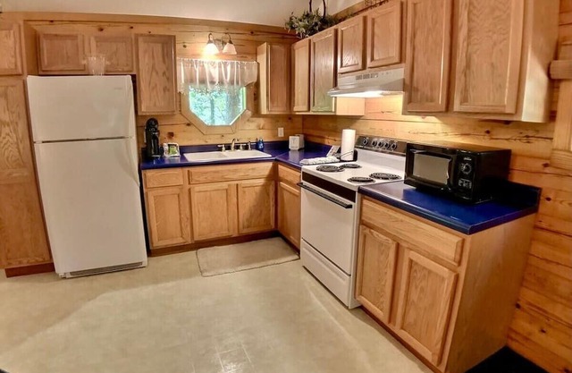 Wisteria Lane 3 Secluded Log Cabin Spa Tub kitchen