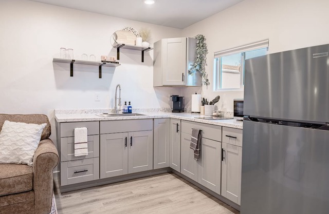Dog-friendly studio with kitchenette, enclosed backyard, central AC, free WiFi