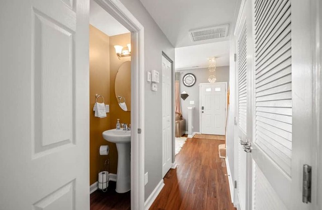 Chic Townhouse Retreat: Your Home Away from Home!