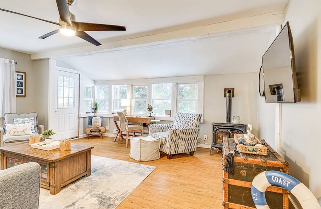 Cozy East Bay Cottage - Walk to Chimney Bluffs!