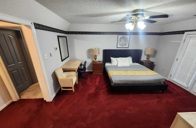 Southern Large Lake Front Custom Estate, Sleeps 16
