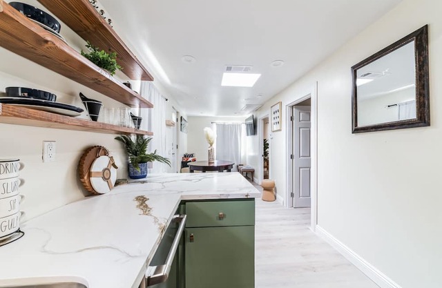 14 Minutes to Magic Mountian-Cozy In-Law Suite