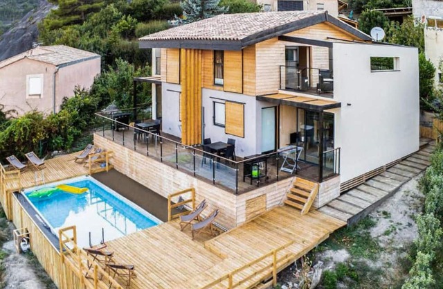 This beautiful and modern vacation home welcomes you with a breathtaking mountain view.