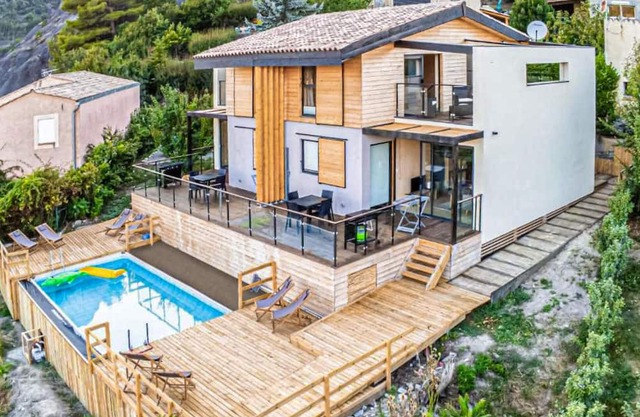 This beautiful and modern vacation home welcomes you with a breathtaking mountain view.