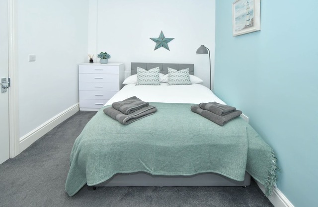 Sturgess House: Spacious and Stylish Escape in Stoke, Perfect for Long Stays!