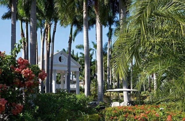 Colonial Style Villa w/ Free WiFi, Pool Access, Bar & Cocktail Lounge
