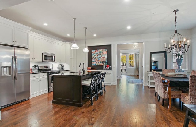 Luxury home w/ rooftop & porch RIGHT in downtown Libertyville ★ Near Naval Base