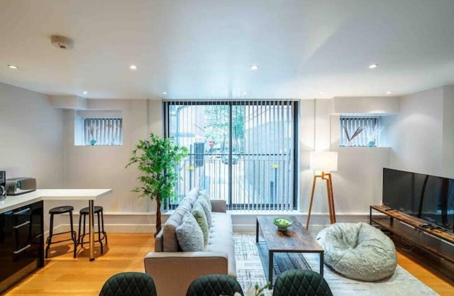 Cosy 1BR Apartment with Hot Tube in Central London