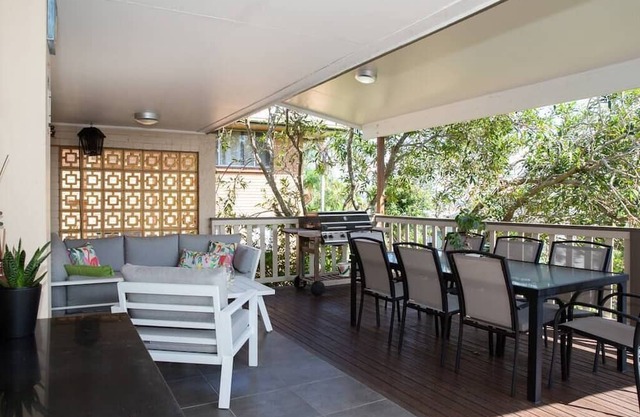 Entire 4Brm Family Home 900m to beach! Caloundra