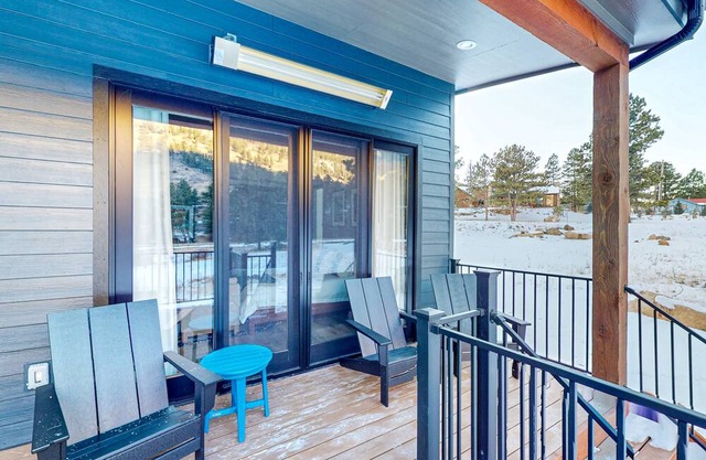 New-build, modern mountain home with scenic vistas - 1 mile from National Park