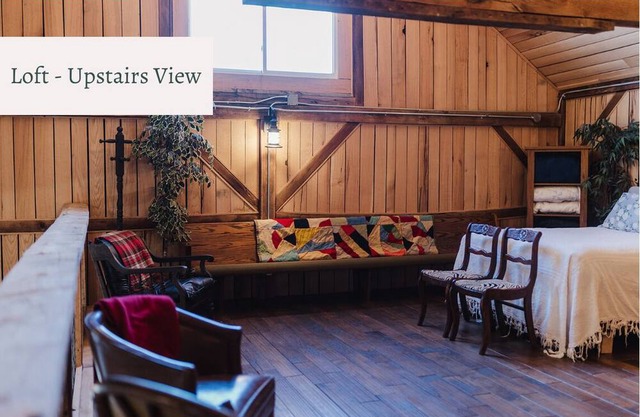 Cozy Barn Sleeps 4 + 1.5 Baths + Full Kitchen + Family Room + Gathering Space