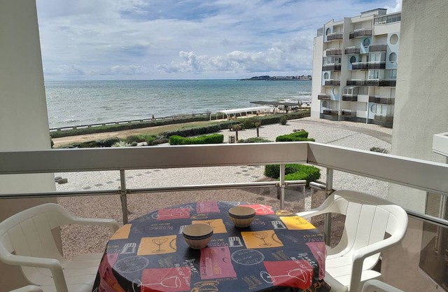 Beachfront Apartment with Stunning Views & Private Parking