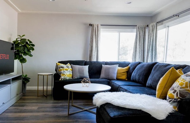 Mid-Century 2BR + Parking + Near DTLA #TravelSGV