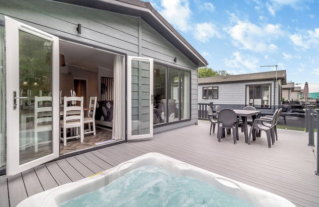 Spacious and very comfortable stylish lodge with one double with en suite shower and two twin.