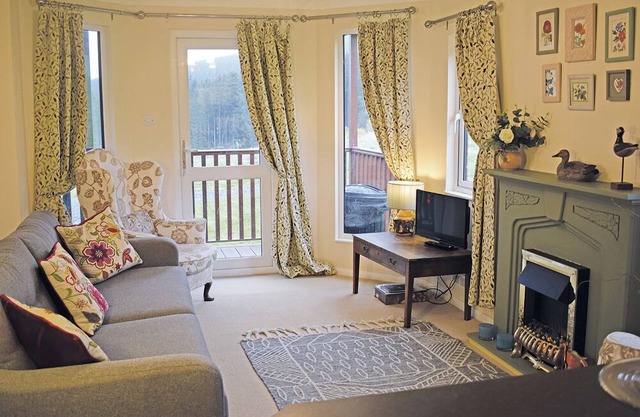 Lodge with one master double with en suite shower and one twin.