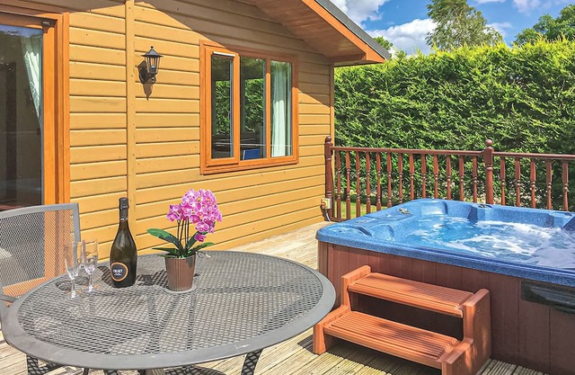 Superb lodge with one super king-size double with en suite shower and corner bath.