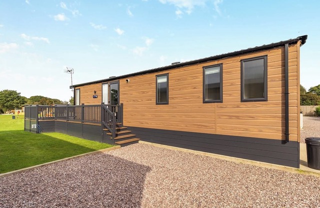 Lodge with two bedrooms, one double with en suite and one twin, and a shower room.
