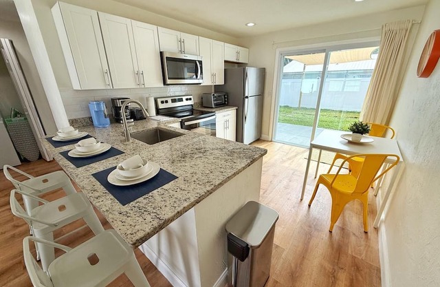 NEW! Cozy Sunshine-Up 6 Guests-Private Backyard