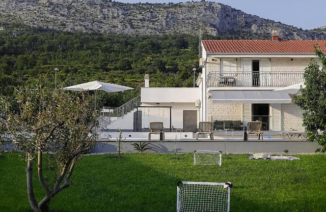 Nice home in Tugare with private swimming pool, can be inside or outside