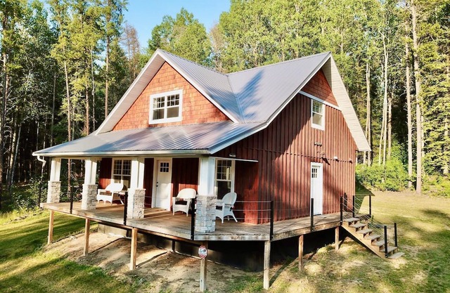 Cabin/bunkhouse for hockey teams, bird watchers, ATV/Snowmobilers, family events