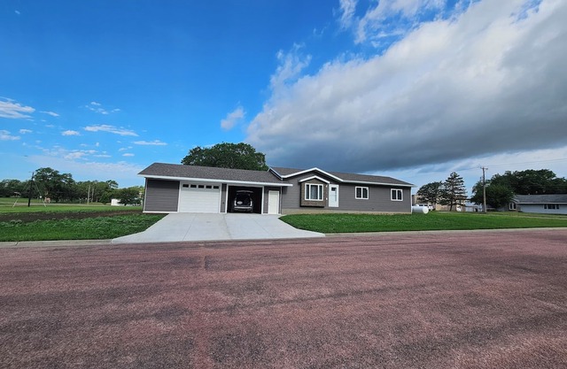 Charming newly built, 3-bedroom house in Wagner with AC