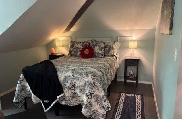 Cozy Studio Apartment above Garage