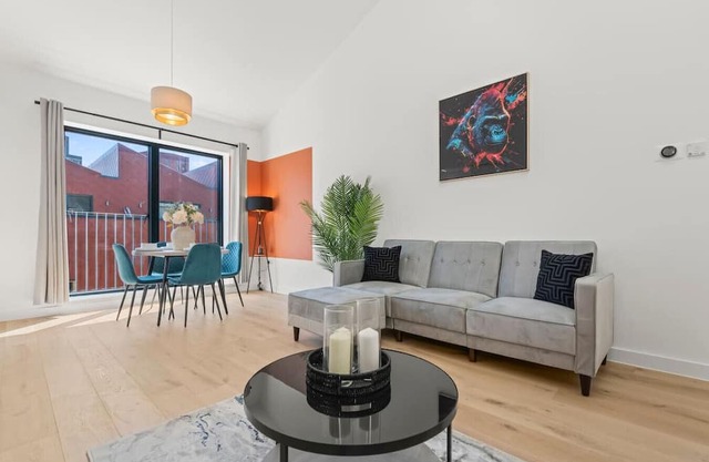 Steel City Home | 2BR | Sleeps 6 | Free Parking