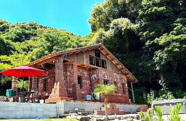 Outdoor experience on a small island in Hakata Bay! Enjoy the view of Fukuoka City from the outdoor Jacuzzi, relax your body and mind in the authentic tent sauna, and enjoy local food at the BBQ!