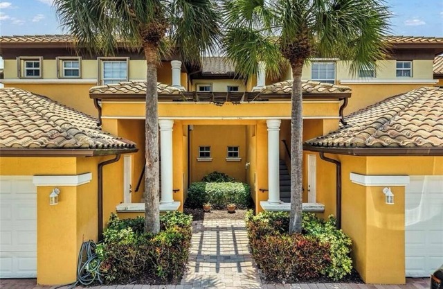 Charming townhome 3BR - Gated, Trails, Pool & Balcony, Resort Style Location.
