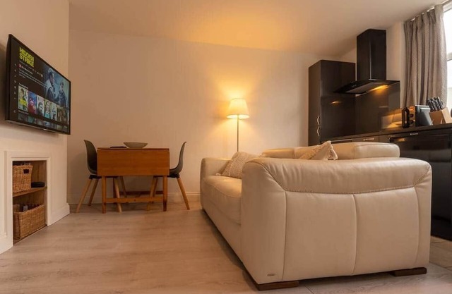 Luxury modern flat close to city free parking