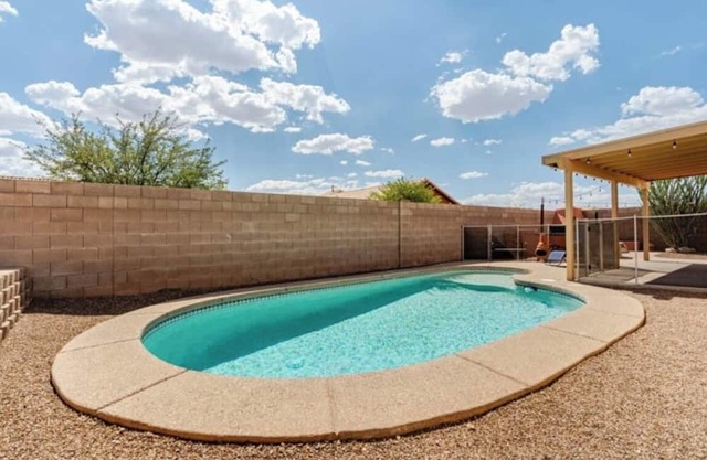Fabulous 4-bedroom house with AC and pool in Tucson