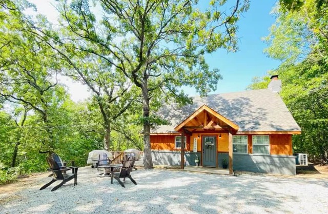 Charming 2-bedroom cottage/cabin in serene Cookson, Ok right on Lake Tenkiller.