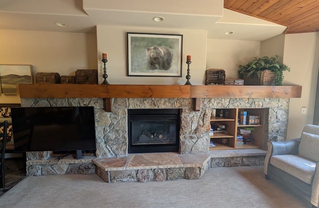 Your Christmas holiday in a beautiful ski-in/ski-out 4 bedroom townhome.