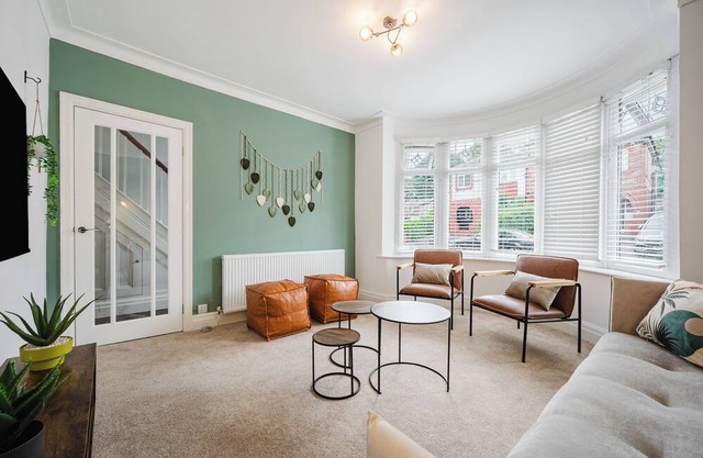 Hilton House: stylish 4-bed w/parking