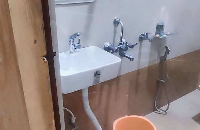 Amazing 5-bedroom hotel with AC in charming Tirwaganj