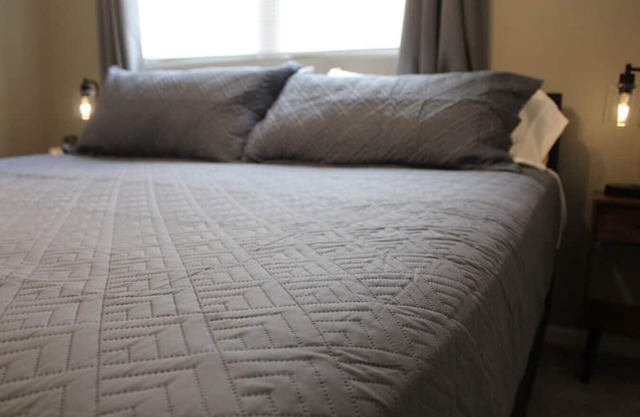 Capital Manor Retreat: Steps Away from Downtown