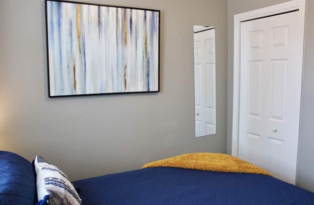 King Comfort in Capital Manor: Couples’ Stay Awaits