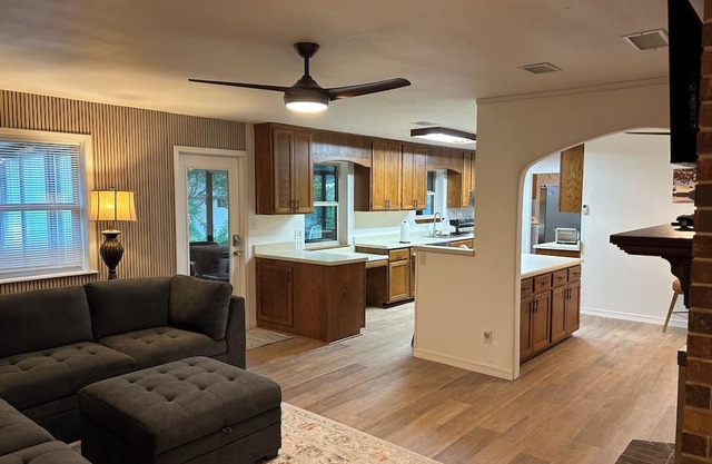 Spacious 4-bedroom house in amazing Pensacola with AC
