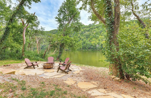 Relax on the River: Modern Mountain View Escape!