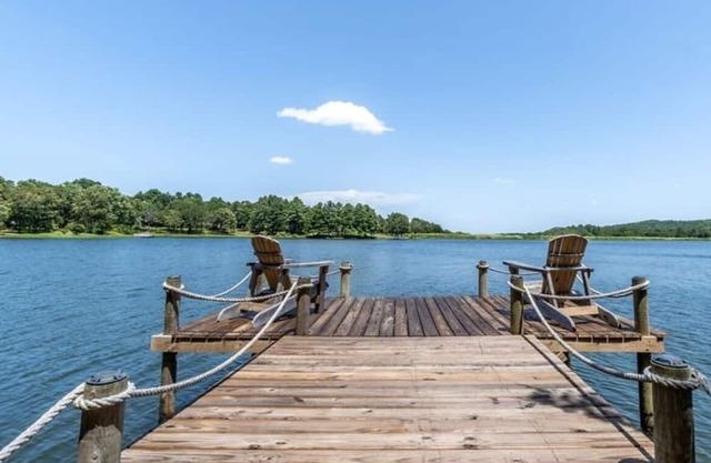 Romantic getaway on the Lake! Hot tub, Private fishing dock and Mountain veiws!
