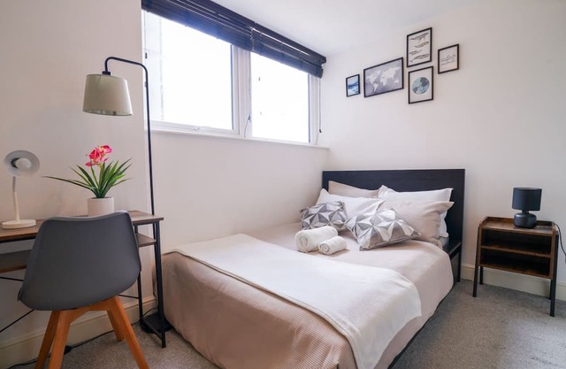 Swindon Centre Apartment 3 min walk to train and main bus station