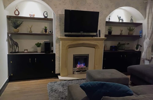 Cosy home in Walsall. 4 Bedroom House close to local amenities with free parking