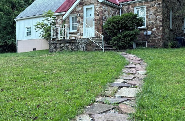 Walking distance to the Penn State Altoona Campus! Spacious 6-bedroom house!