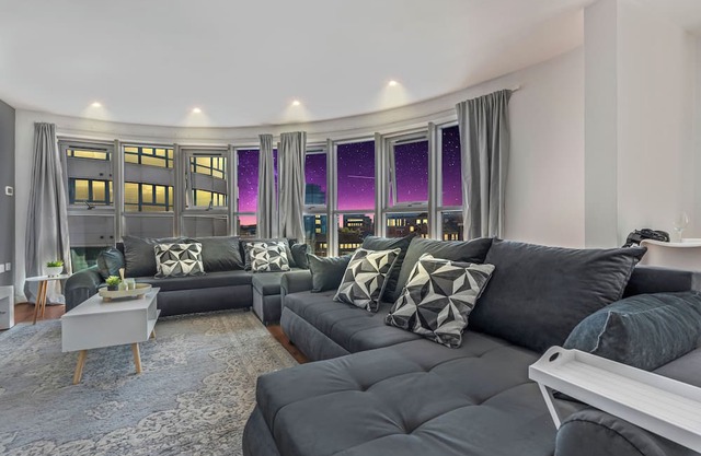 Stunning 3BR City View Apt W/Parking+WiFi