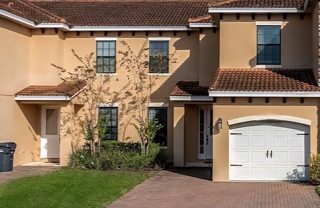 3-bedroom townhome in tranquil Poinciana with fitness room, AC